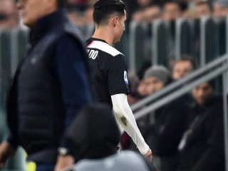FIFA评价梅西比C罗高吗？从奖项与数据看绝代双骄的官方定位