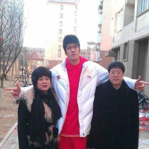 篮球新星张子宇，身高2米28的女版姚明如何改写中国女篮未来
