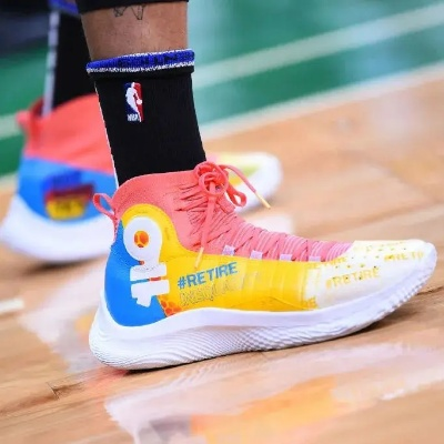 库里绝杀雷霆穿的什么鞋?一双改写NBA历史的战靴背后藏着传奇 库里绝杀雷霆穿的什么鞋?一双改写NBA历史的战靴背后藏着传奇