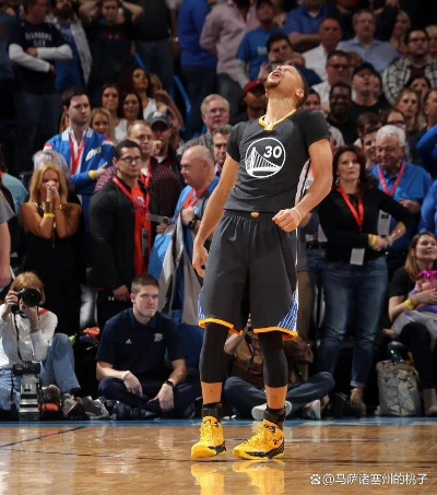 库里绝杀雷霆穿的什么鞋?一双改写NBA历史的战靴背后藏着传奇 库里绝杀雷霆穿的什么鞋?一双改写NBA历史的战靴背后藏着传奇